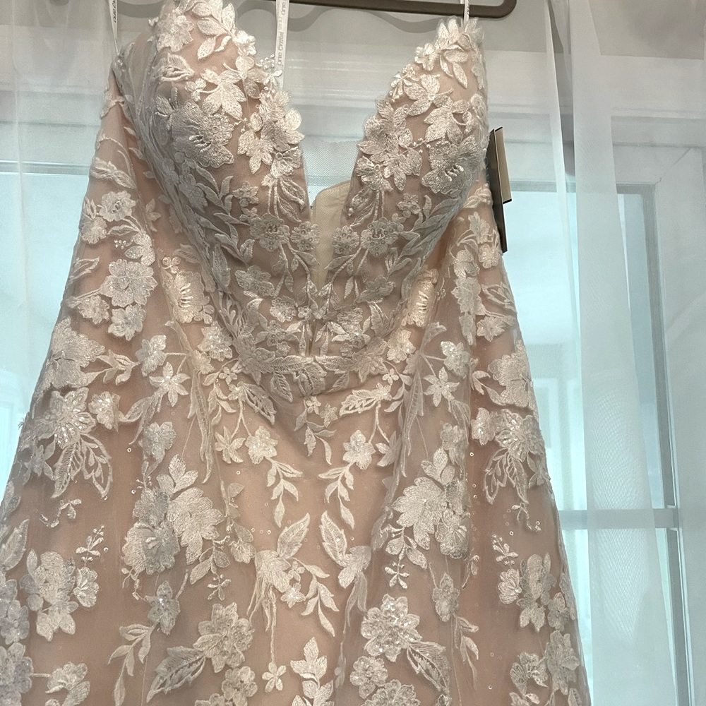 David’s bridal new with tags size 16 wedding gown. Unaltered/ perfect condition